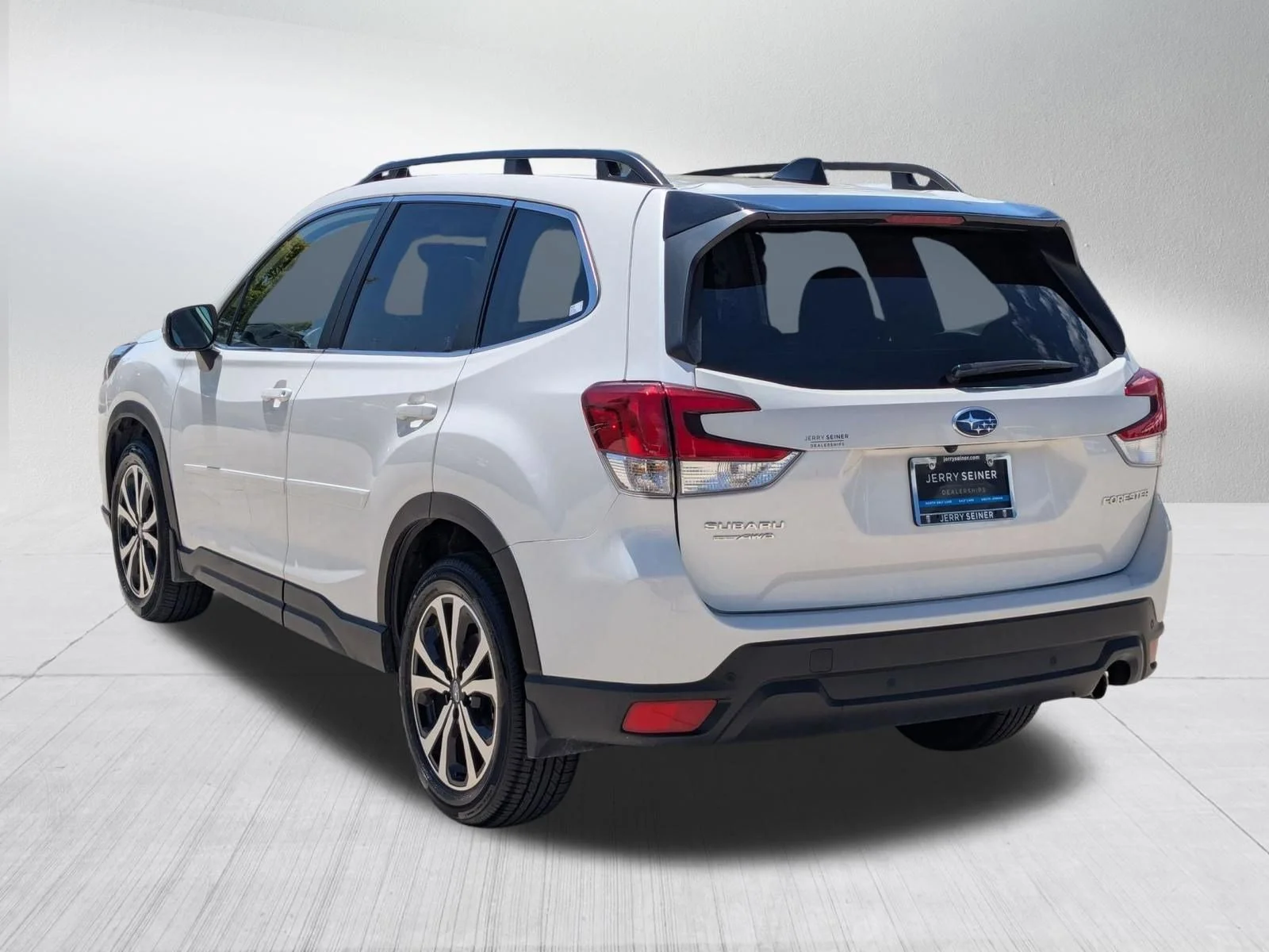 Used 2024 Crystal White Pearl Subaru Limited image 4