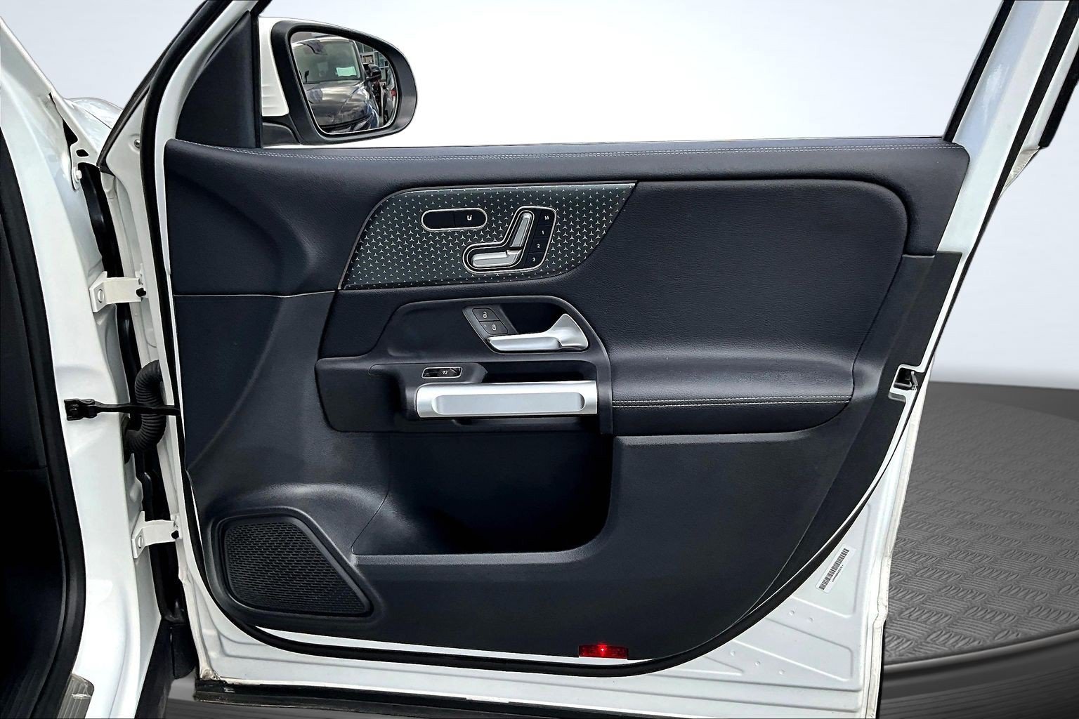 Used 2024 White Mercedes-Benz GLB 250 image 24