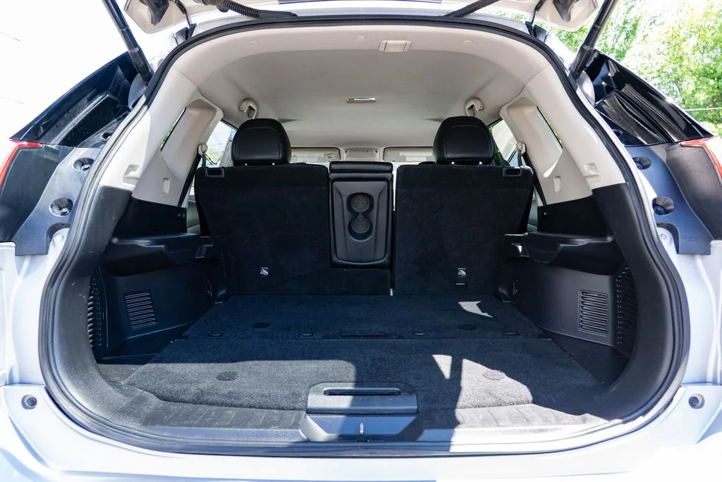 Used 2018 Silver Nissan SL image 8