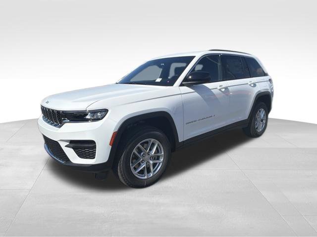 New 2026 Bright White Clear-Coat Exterior Paint Jeep Laredo X image 3