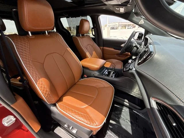Used 2025 Red Chrysler Pinnacle image 27