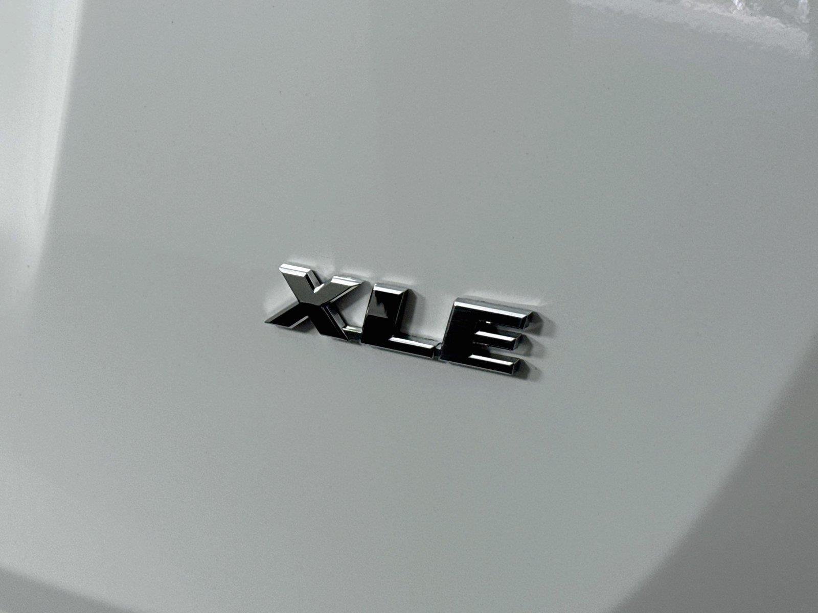 Used 2018 Super White Toyota XLE image 13