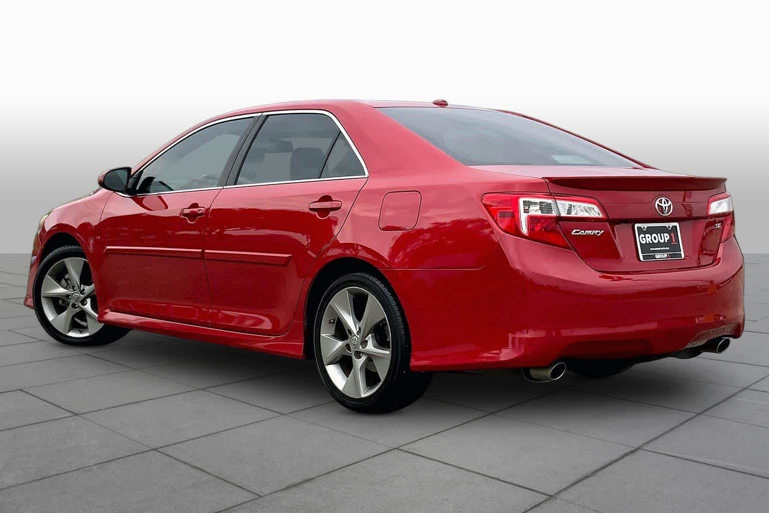 Used 2014 Barcelona Red Metallic Toyota SE image 12