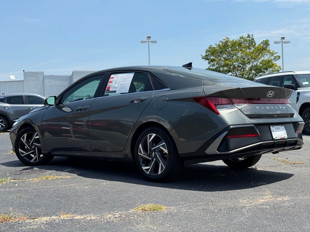 Used 2025 Gray Hyundai SEL Convenience image 2