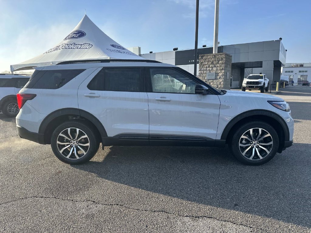 New 2027 Avalanche Gray Ford ST-Line image 3