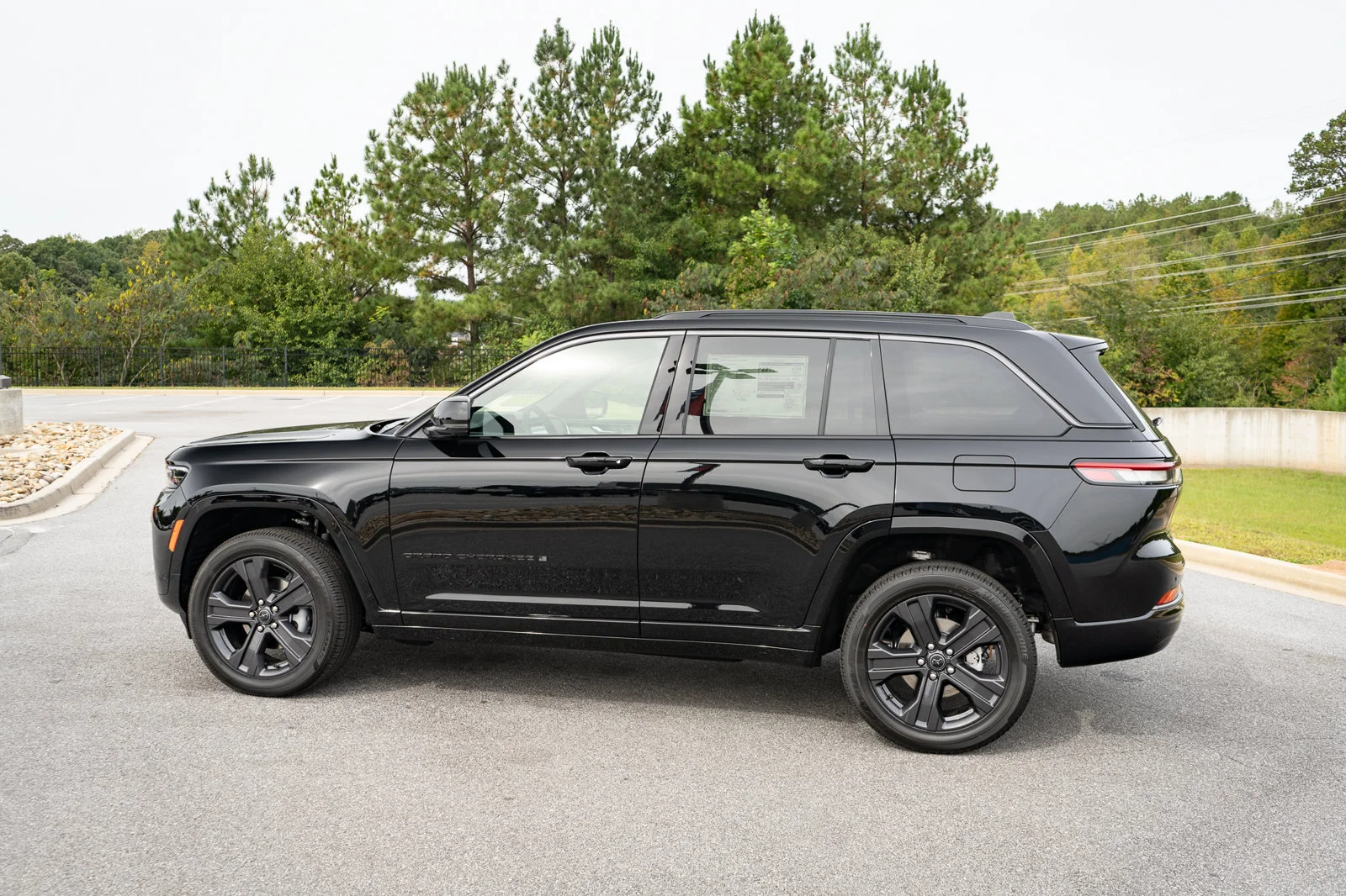 New 2027 High-Gloss Black Paint Jeep Limited Reserve image 7