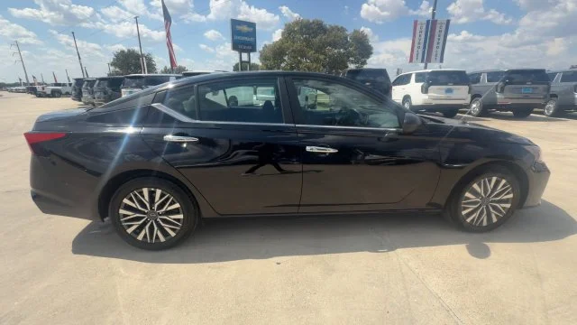 2025 Nissan Altima SV - Photo 9
