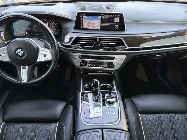 Used 2022 Black Sapphire Metallic BMW M760i xDrive image 15