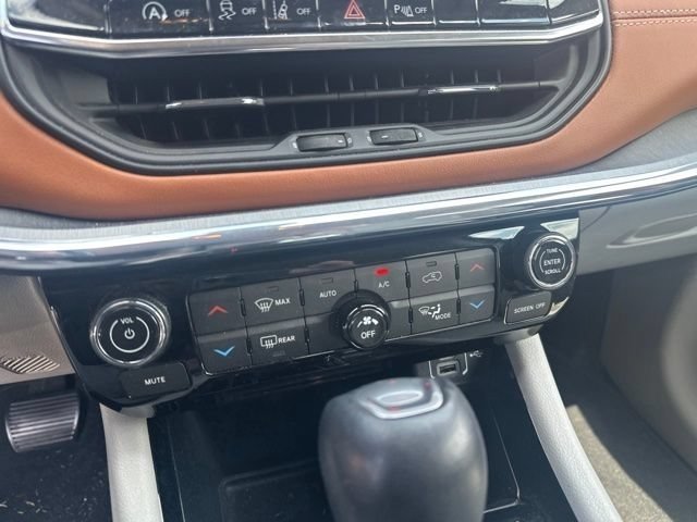 Used 2022 Diamond Black Crystal Pearlcoat Jeep Limited image 17