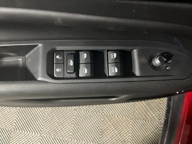 New 2026 Red Hot Pearl-Coat Exterior Paint Jeep Latitude image 12