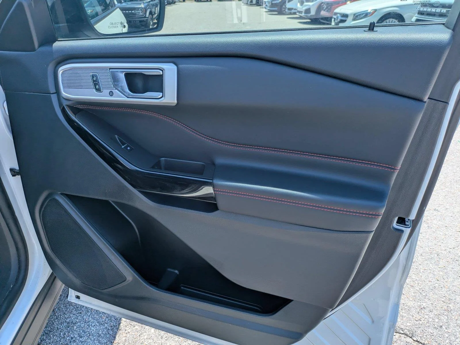 Used 2023 Star White Metallic Tri-Coat Ford ST-Line image 28