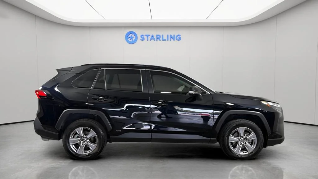 2025 Toyota RAV4 XLE - Photo 11