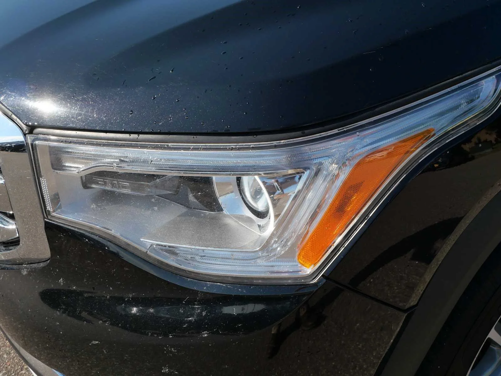 Used 2018 Ebony Twilight Metallic GMC SLE image 15