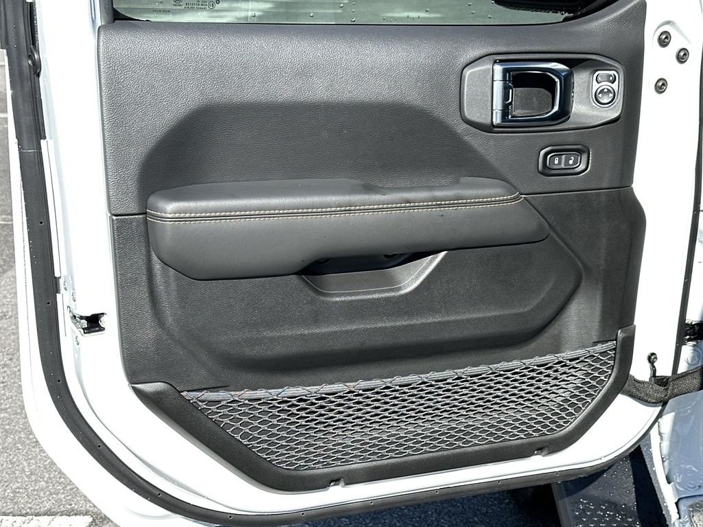 New 2026 Bright White Clear-Coat Exterior Paint Jeep Sahara image 11