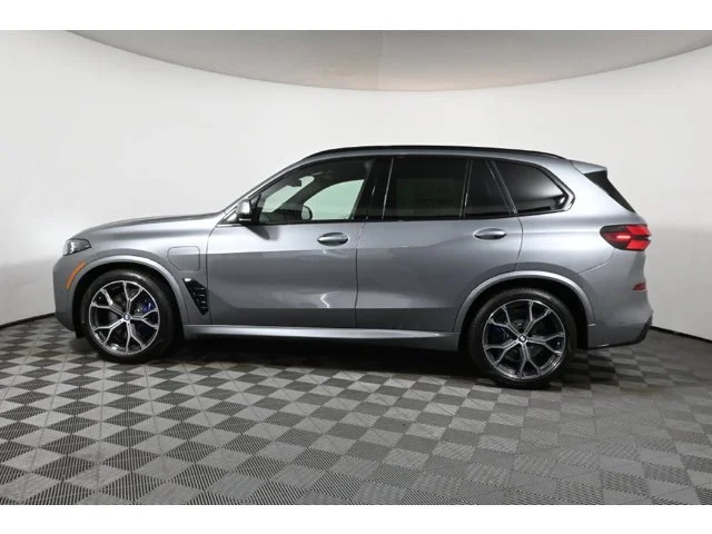 New 2026 Skyscraper Grey Metallic BMW xDrive50e image 2