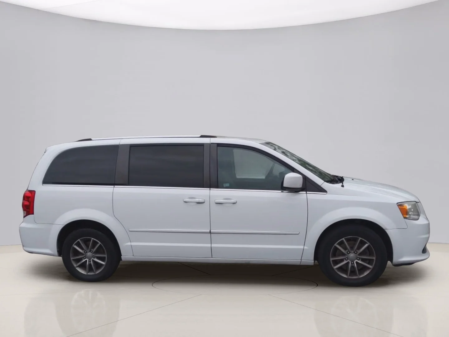 Used 2015 White Dodge SXT image 6