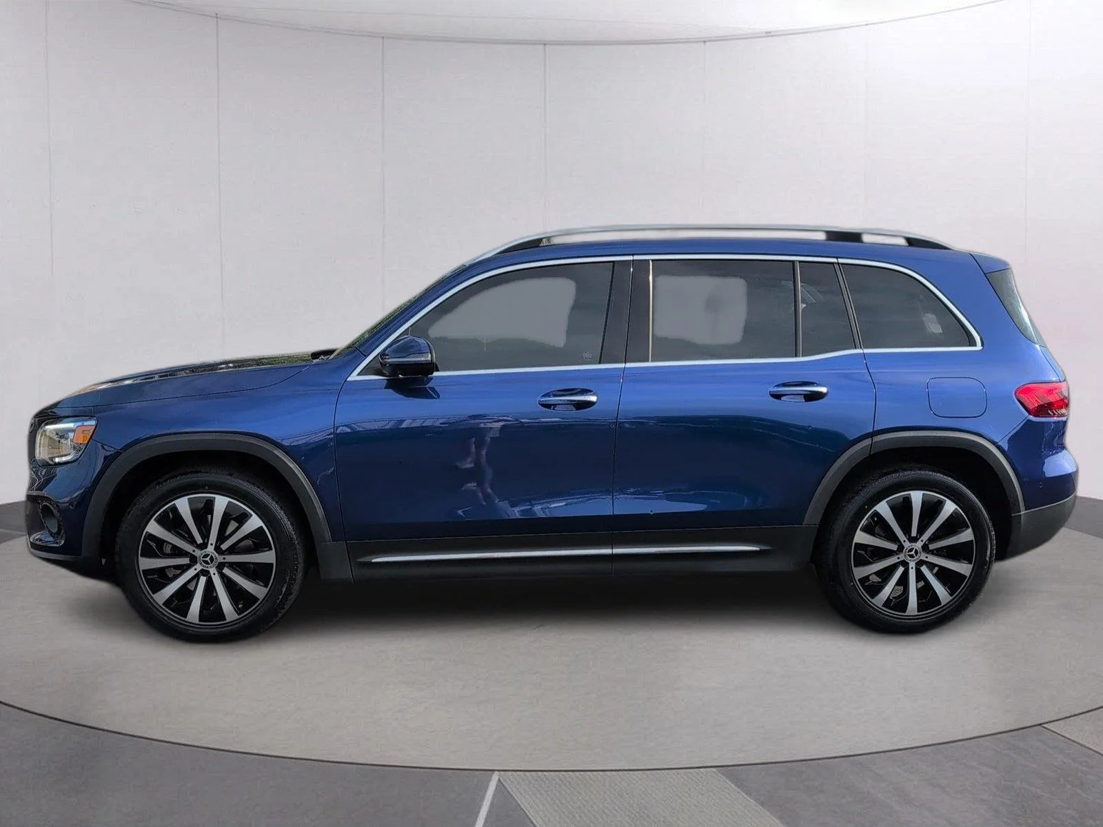 Used 2021 Galaxy Blue Metallic Mercedes-Benz GLB 250 image 2