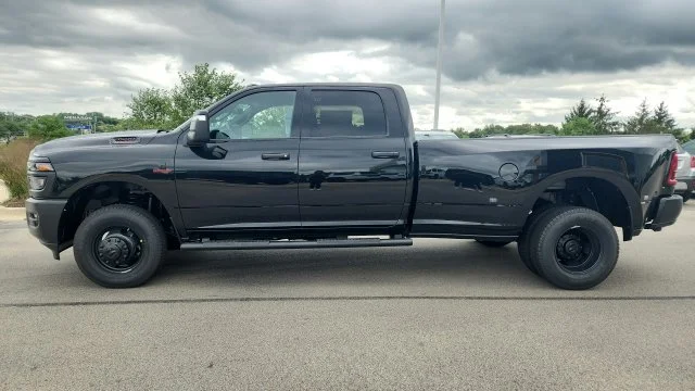 New 2027 Diamond Black Crystal Pearl-Coat Exterior Paint RAM Tradesman image 5