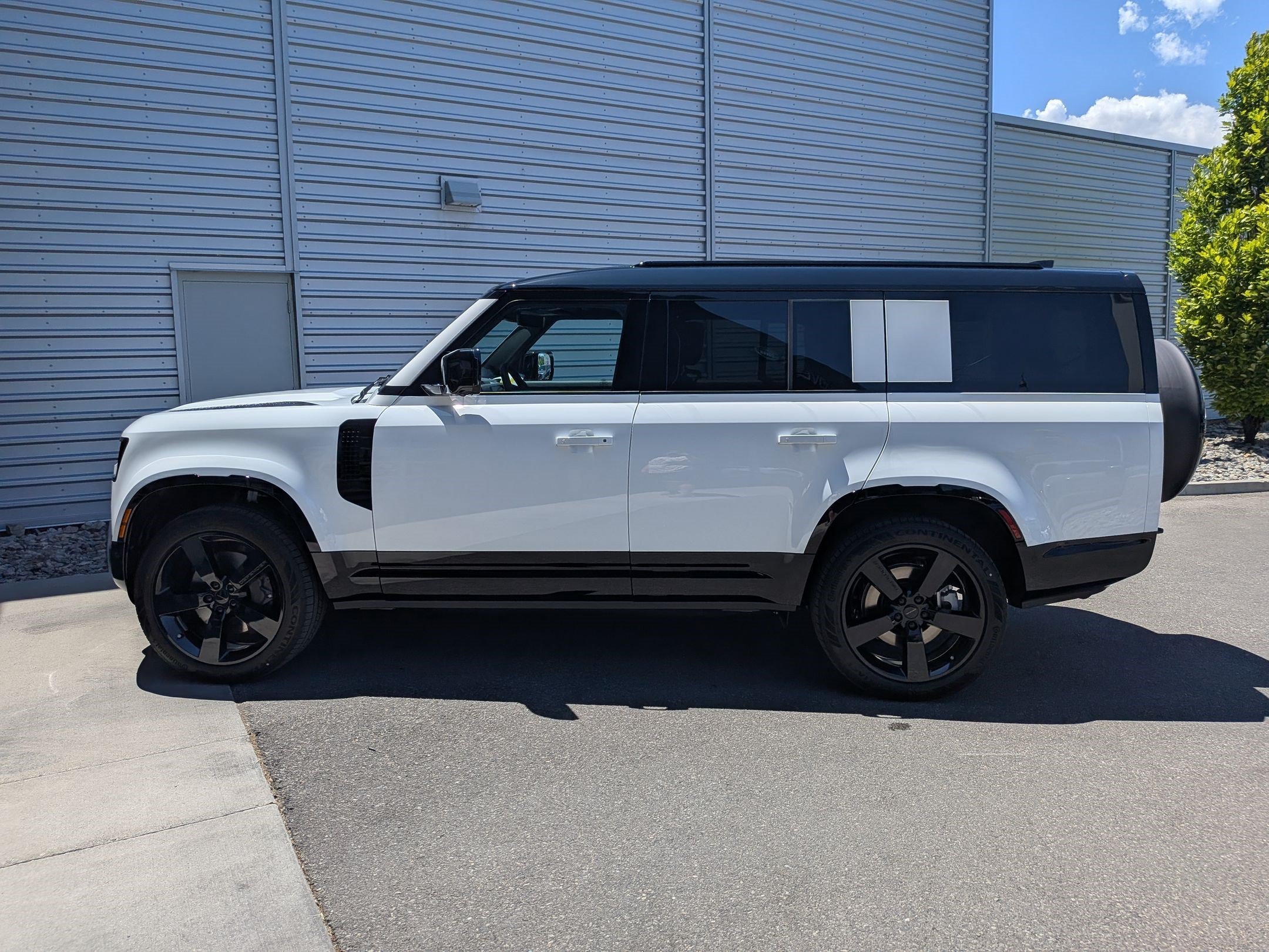 New 2026 Fuji White Land Rover P400 X-Dynamic SE image 9