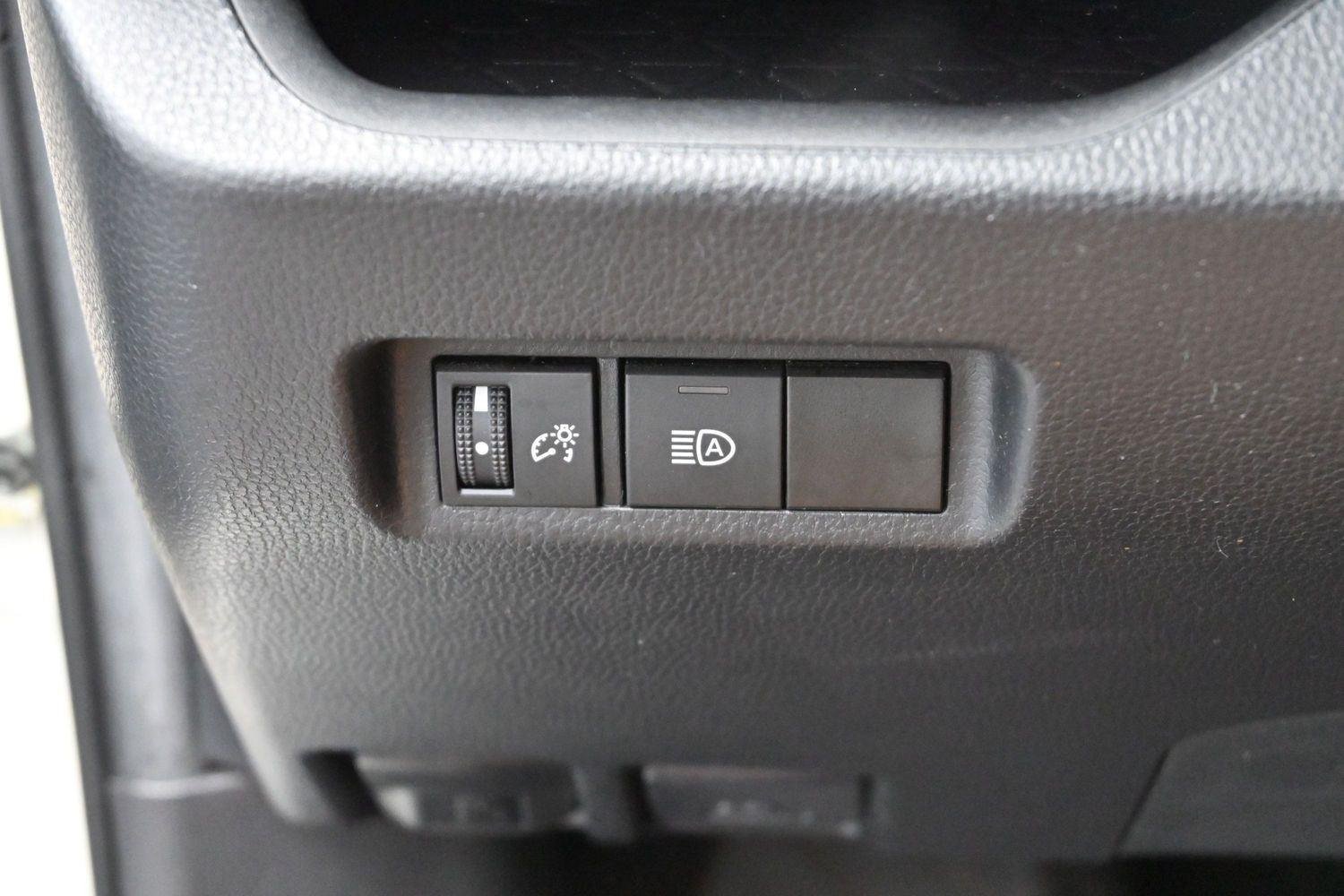 Used 2022 White Toyota XLE image 27