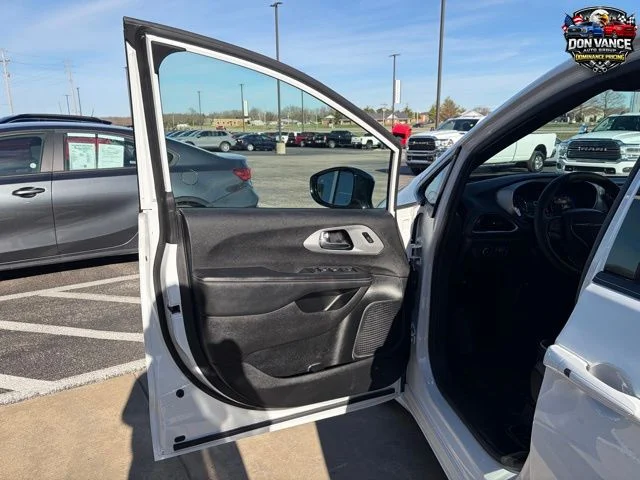 Used 2025 White Chrysler Limited image 9