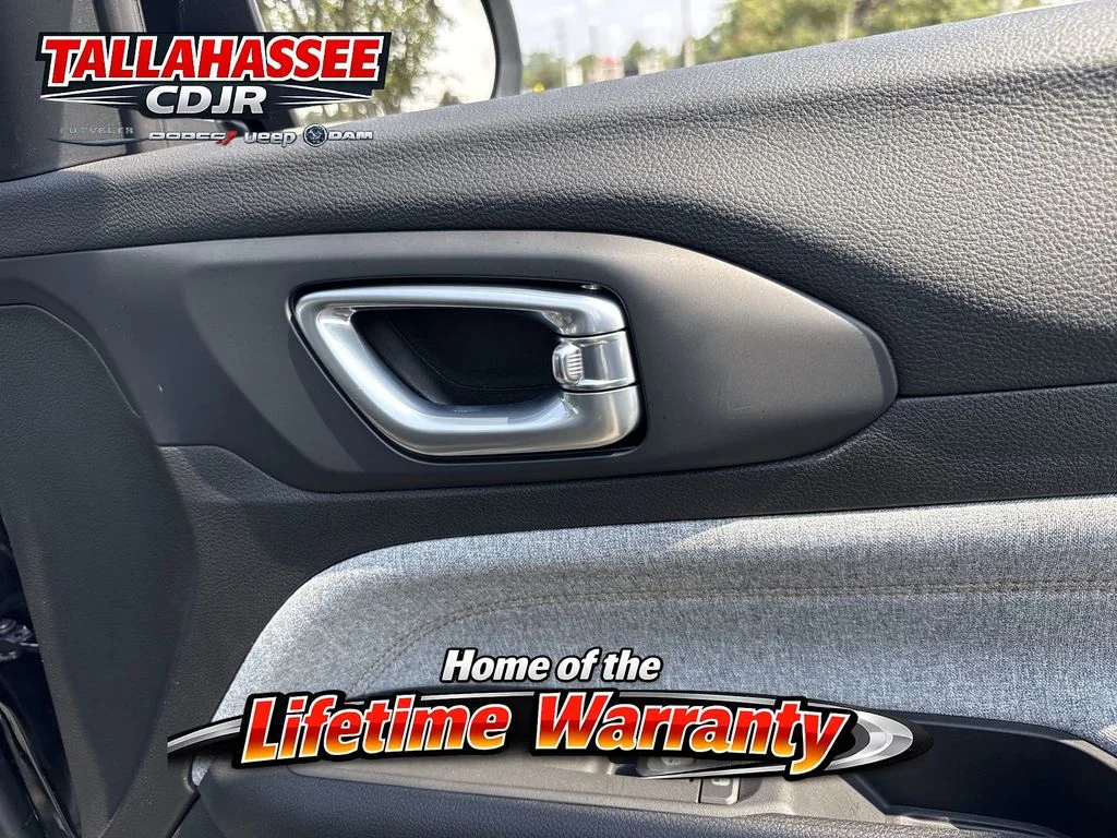 New 2026 Diamond Black Crystal Pearl-Coat Exterior Paint Jeep Latitude image 30