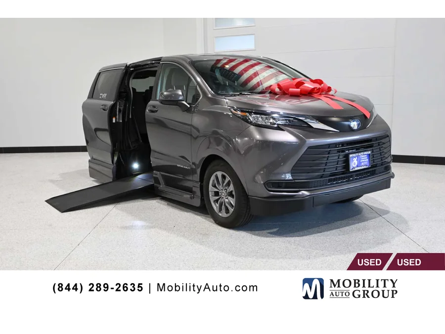 2023 Toyota Sienna LE 8-Passenger Hybrid FWD's photo