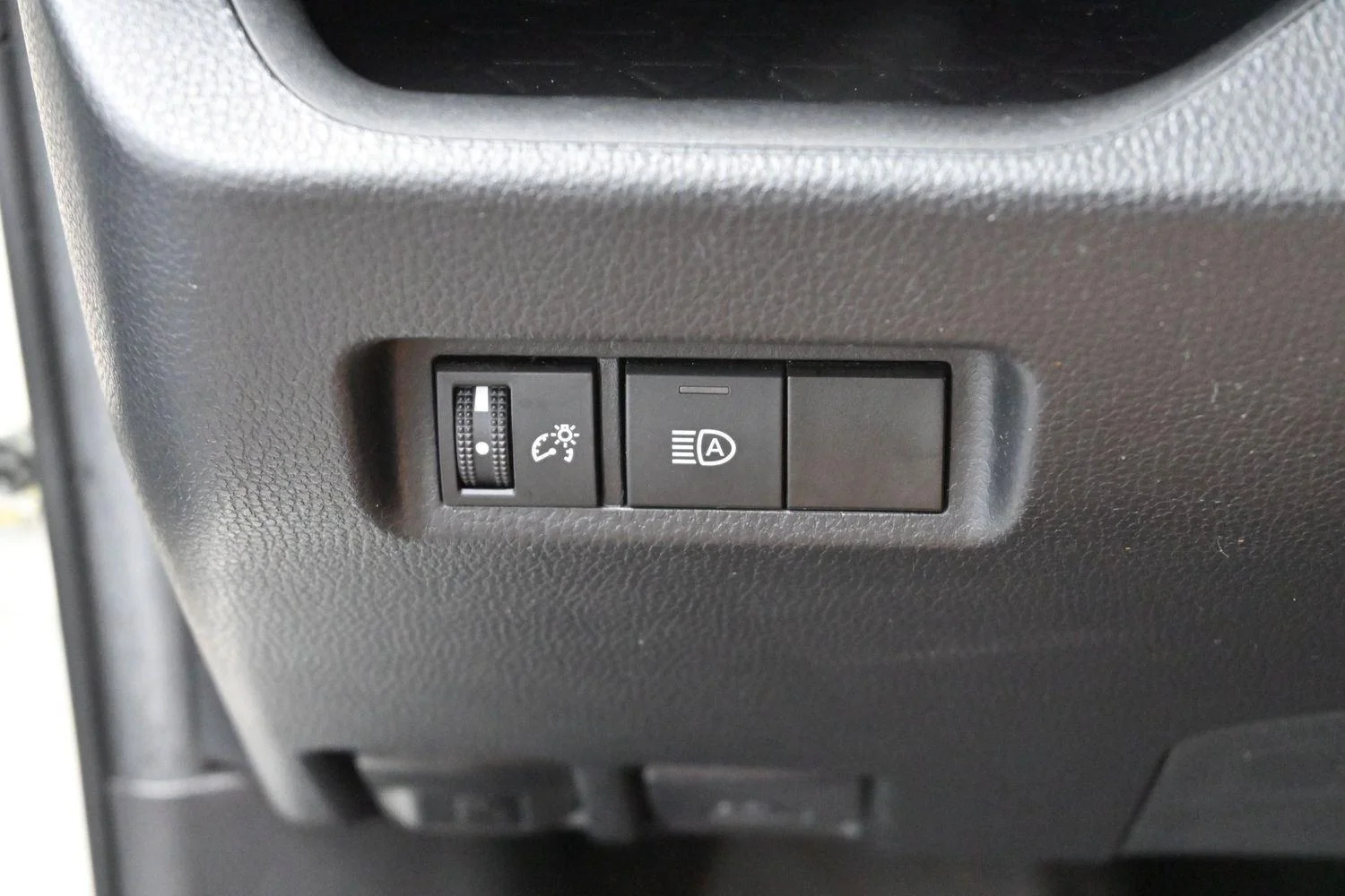 Used 2022 White Toyota XLE image 27