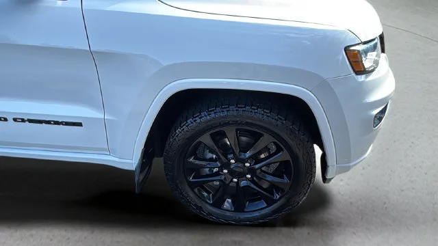Used 2018 White Jeep Altitude image 36