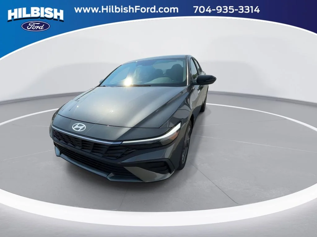 Used 2025 Gray Hyundai SEL Sport image 3