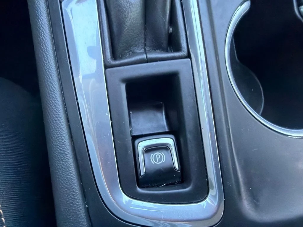 Used 2024 Summit White Chevrolet LT image 25