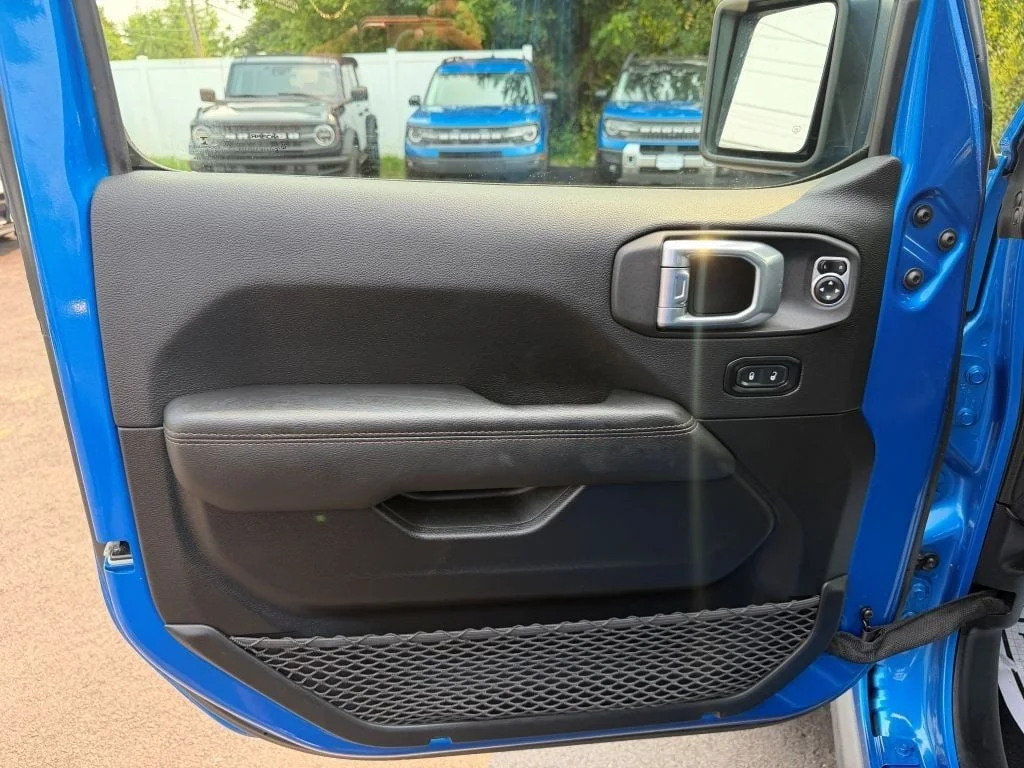 Used 2021 Hydro Blue Pearlcoat Jeep Rubicon 392 Unlimited 4x4 w/ Sky One-Touch Power Top image 11
