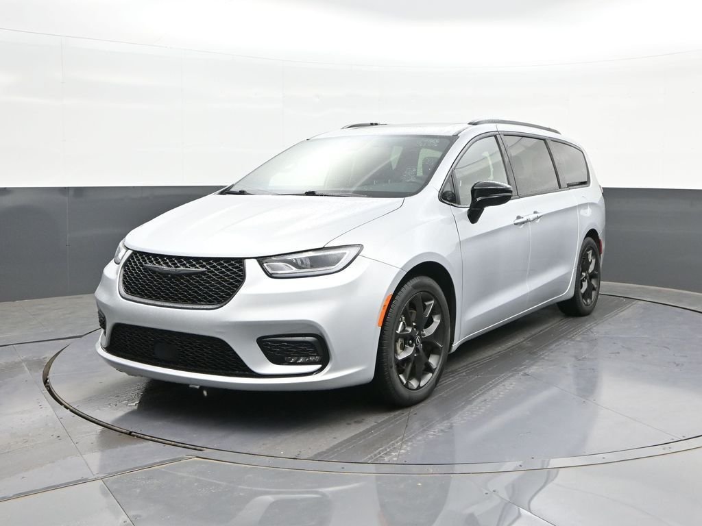 Used 2026 Silver Chrysler Limited image 31