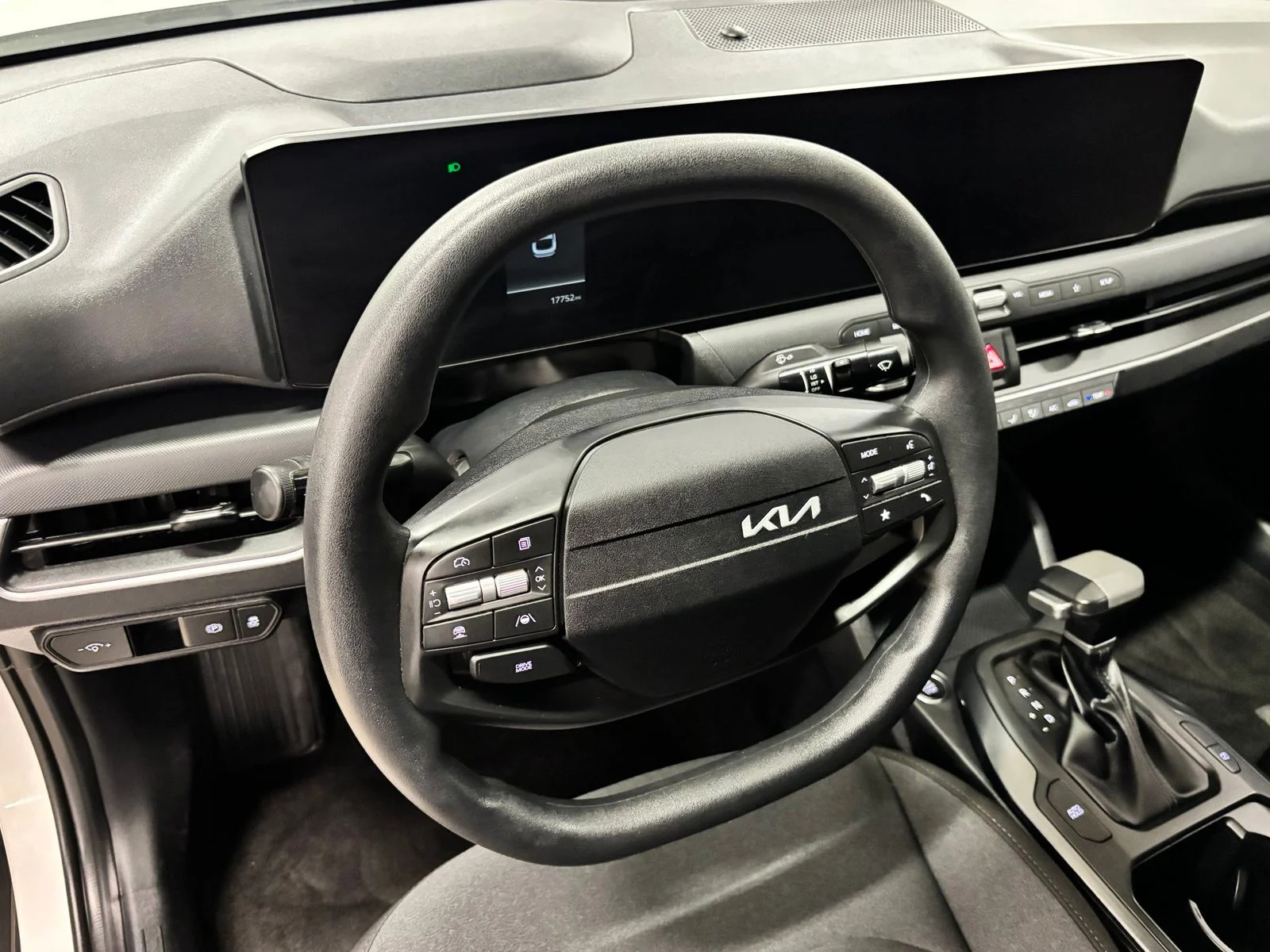 Used 2025 White Kia LXS image 16