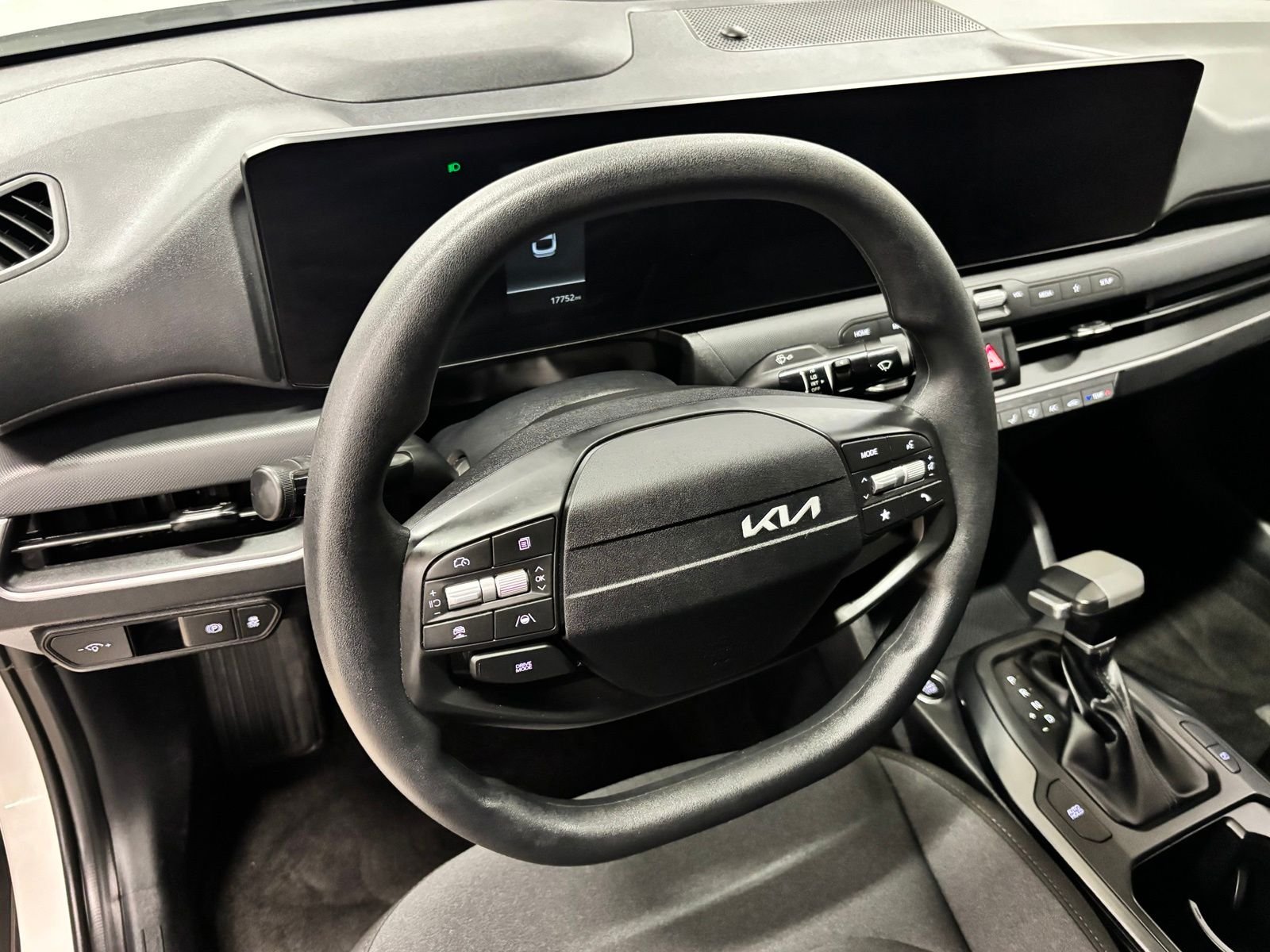 Used 2025 White Kia LXS image 16