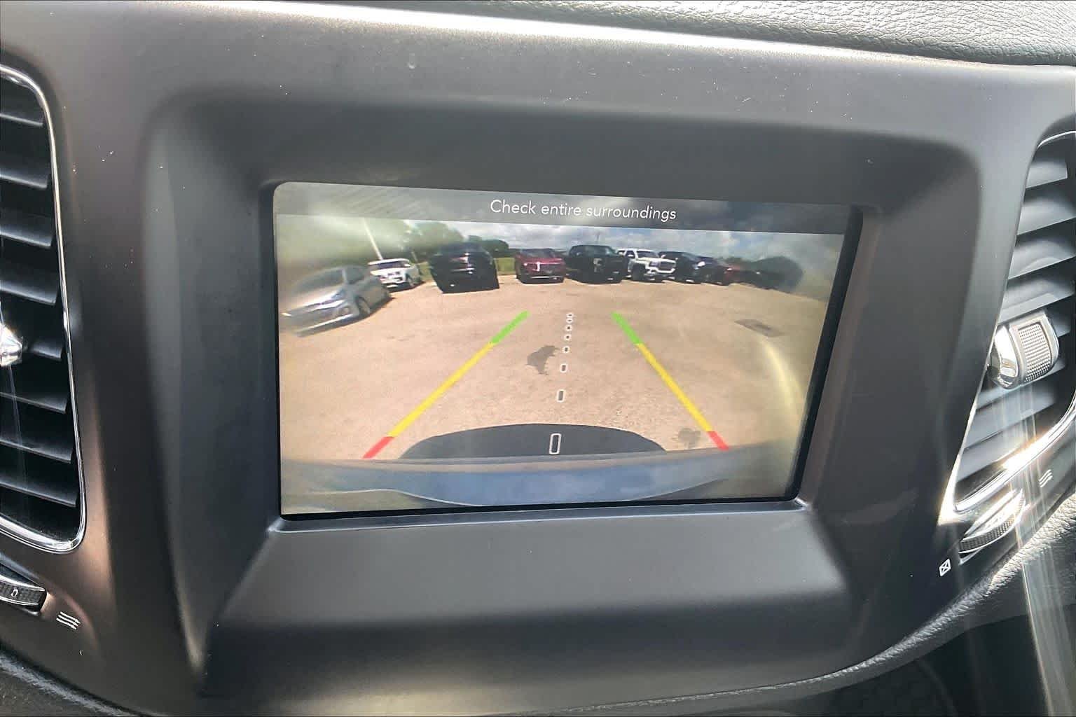 Used 2019 Billet Silver Metallic Clear Coat Jeep Latitude image 26
