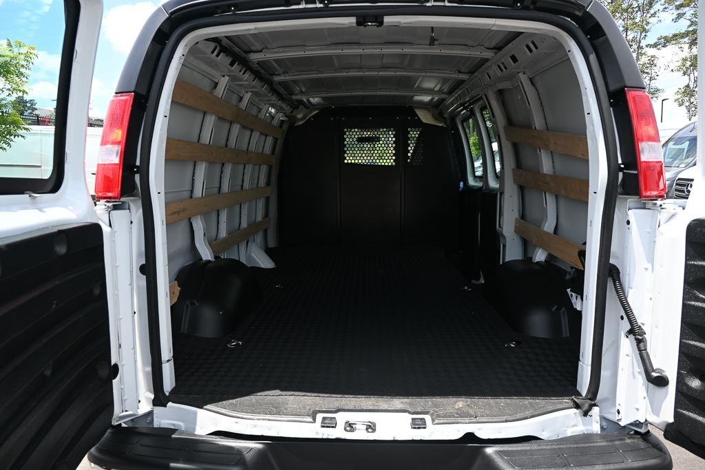 Used 2025 White Chevrolet Work Van image 26
