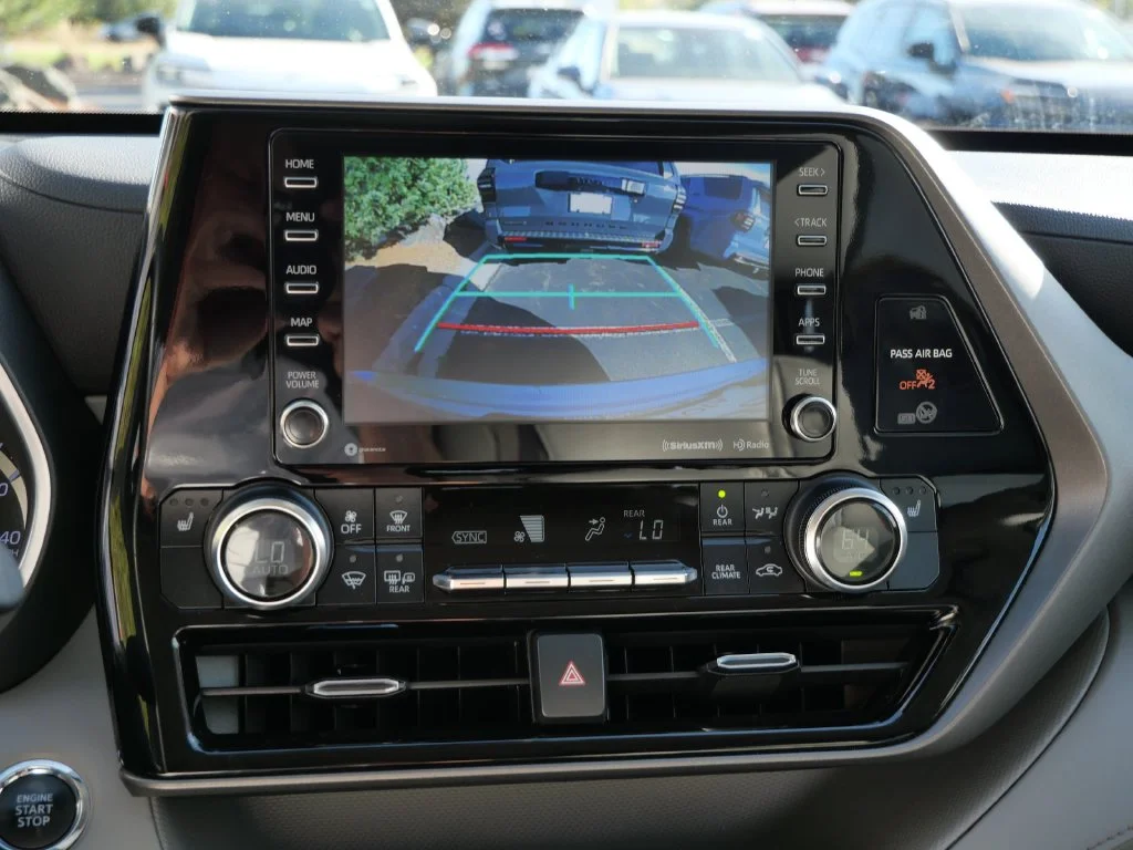 Used 2022 Silver Toyota XLE image 18