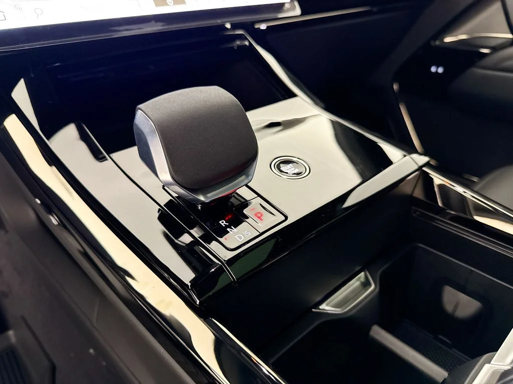 New 2026 Santorini Black Land Rover SE image 17