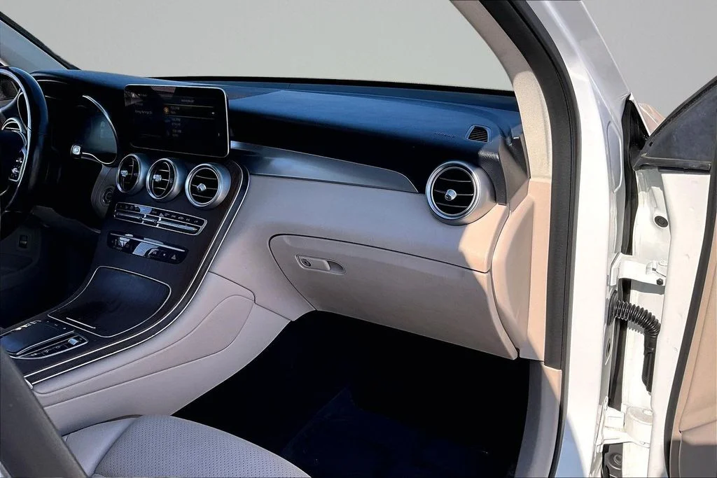 Used 2022 White Mercedes-Benz GLC 300 image 13