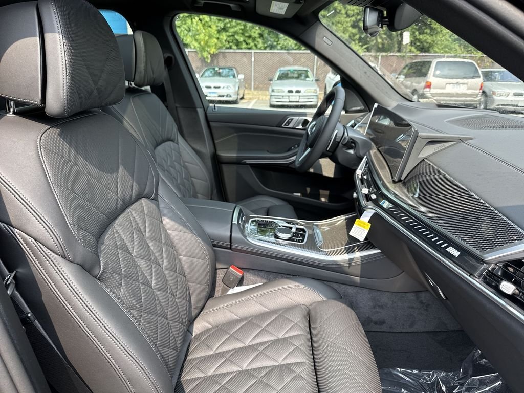 New 2026 Black BMW M60i image 25