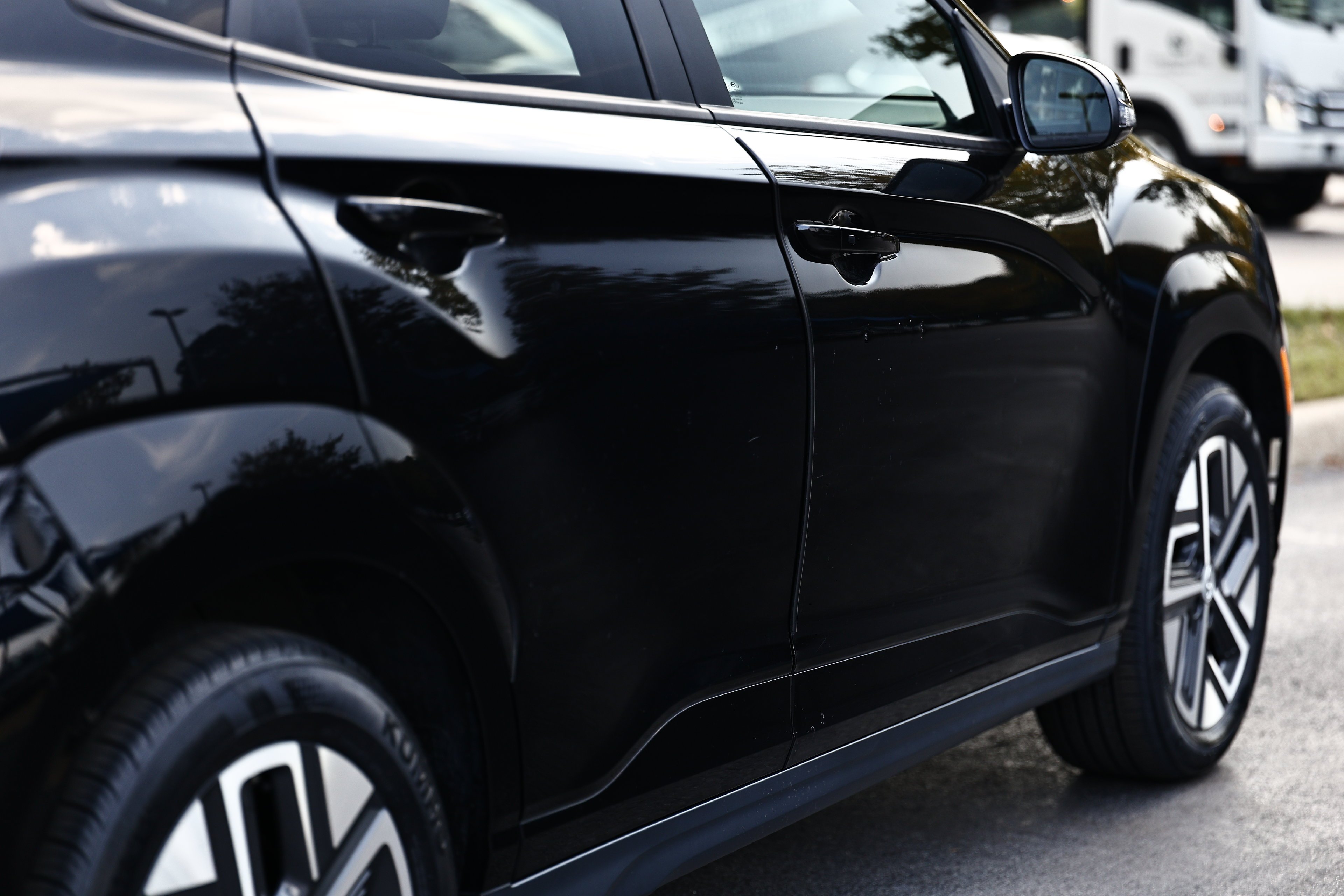 Used 2023 Ultra Black Hyundai SE image 9