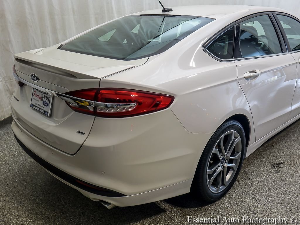 Used 2017 White Platinum Clearcoat Metallic Ford SE image 9