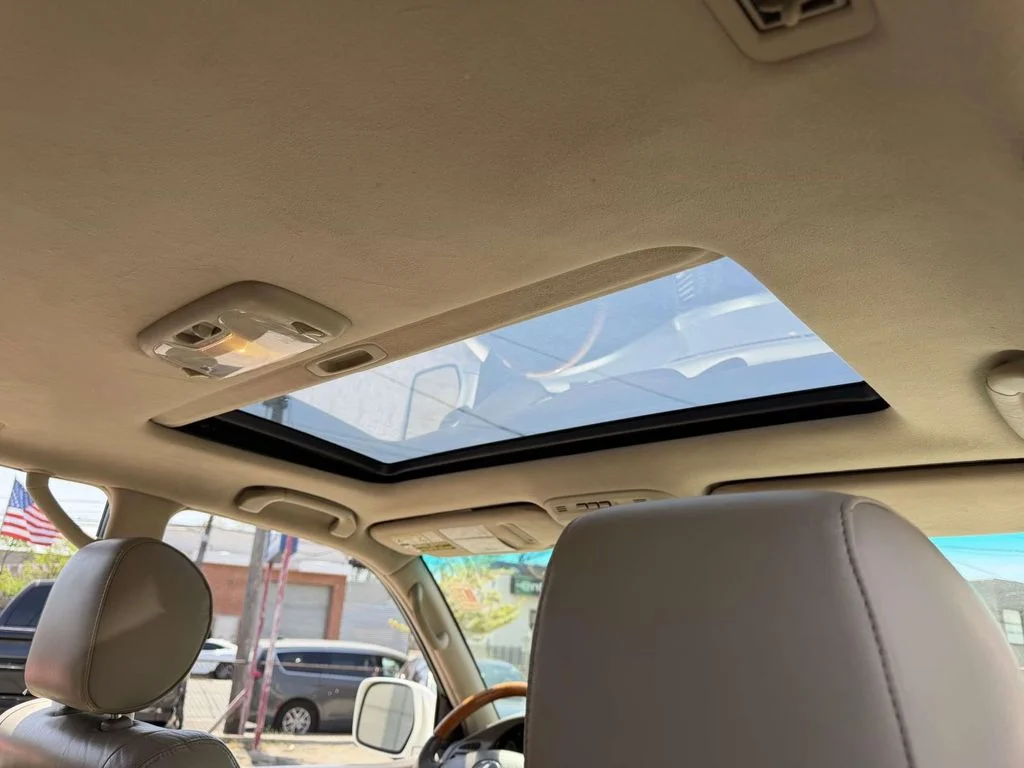 Used 2004 White Lexus 470 image 18