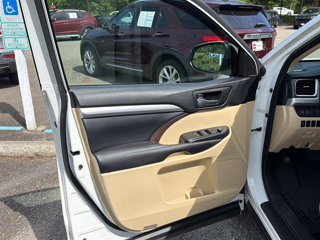 Used 2017 Blizzard Pearl Toyota XLE image 5