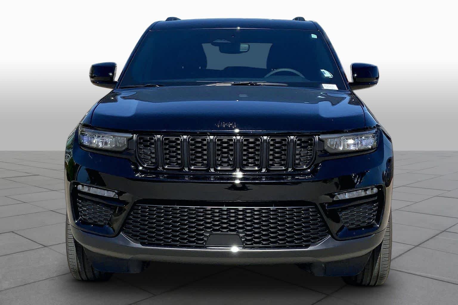 Used 2024 Diamond Black Crystal Pearlcoat Jeep Limited image 3
