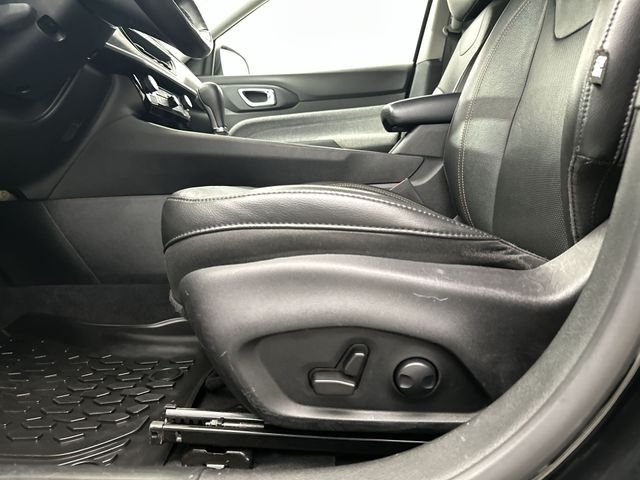 Used 2022 Black Jeep Latitude Lux image 18