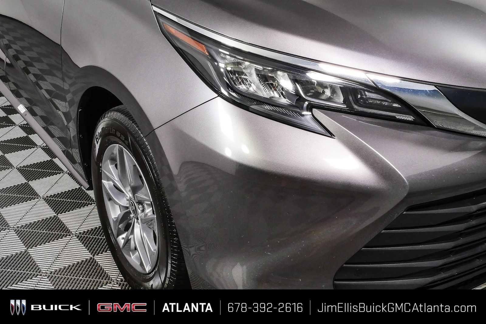 2024 Toyota Sienna XLE - Photo 38