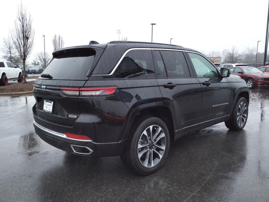 New 2024 Diamond Black Crystal Pearl-Coat Exterior Paint Jeep Overland image 19