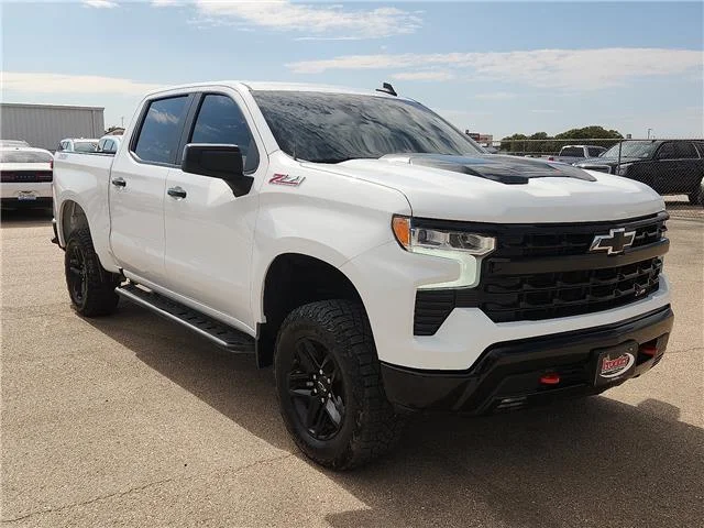 Used 2025 Summit White Chevrolet LT Trail Boss 4x4 Crew Cab 5.75 ft. box 147.4 in. image 6